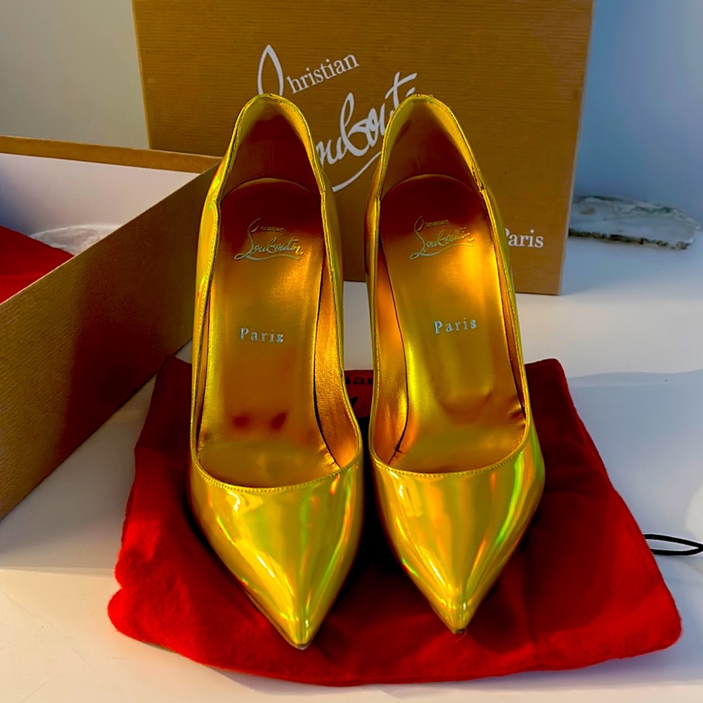 Christian Louboutin ‘Hot Chick’ pump size 38 in patent psychic yellow.